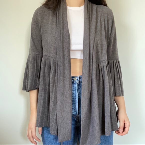 3/$25 🌷 Grey Ruffle and Bell Sleeve Cardigan - Picture 3 of 4